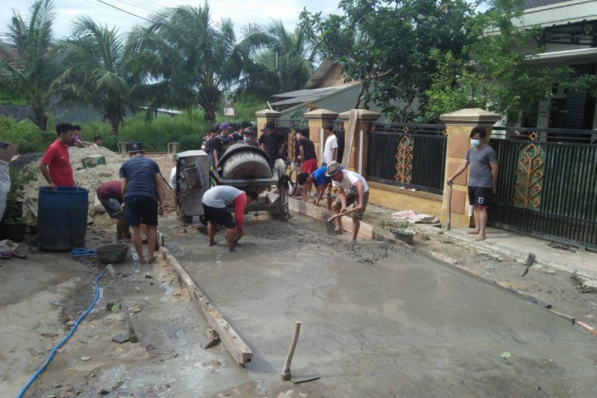 Warga cor jalan yang "tak tersentuh" pengaspalan