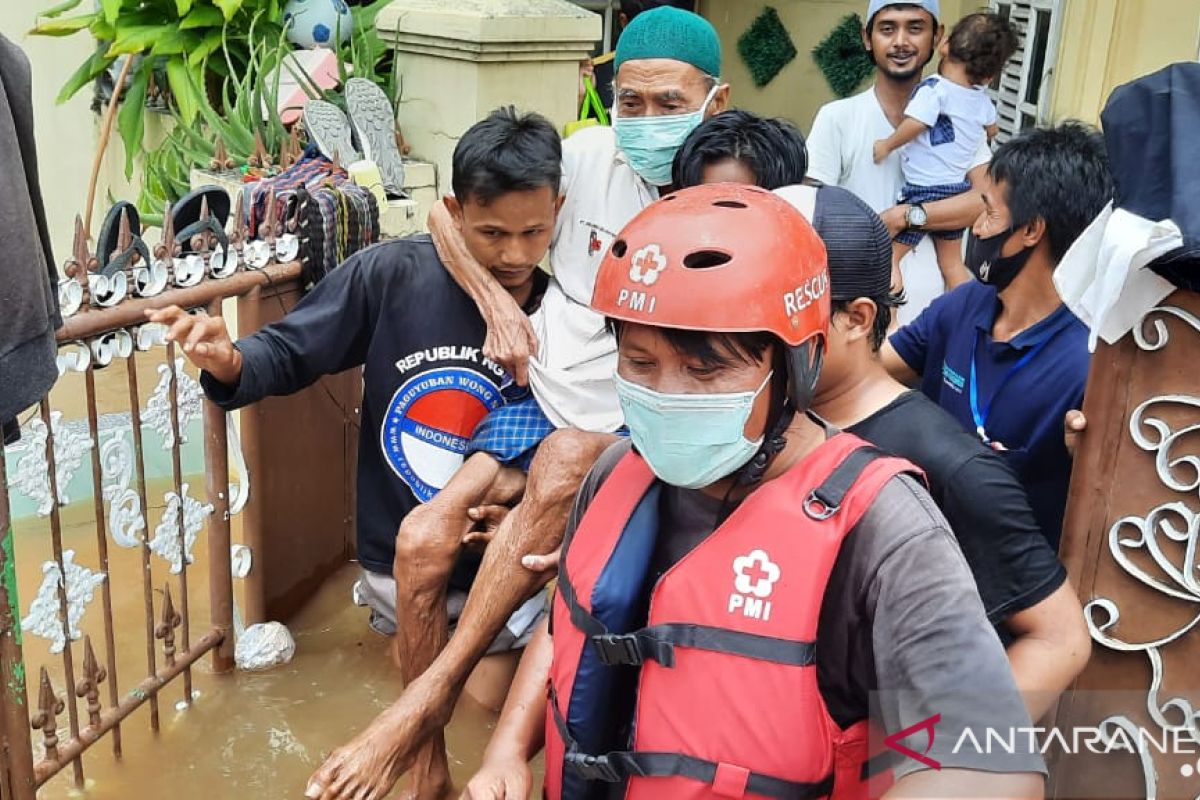 PMI evakuasi lansia hingga warga terluka akibat banjir Tangerang