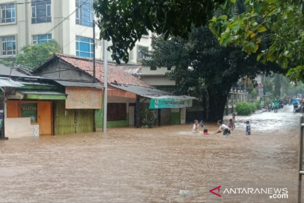 Ratusan warga mengungsi akibat banjir di Meruya Utara, Jakarta Barat