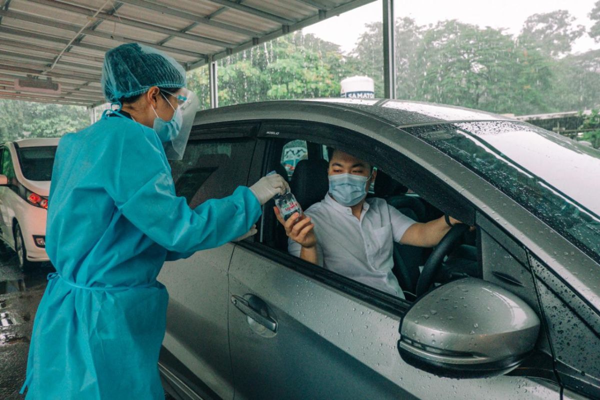 Le Minerale bagikan air mineral gratis di lokasi drive thru COVID-19