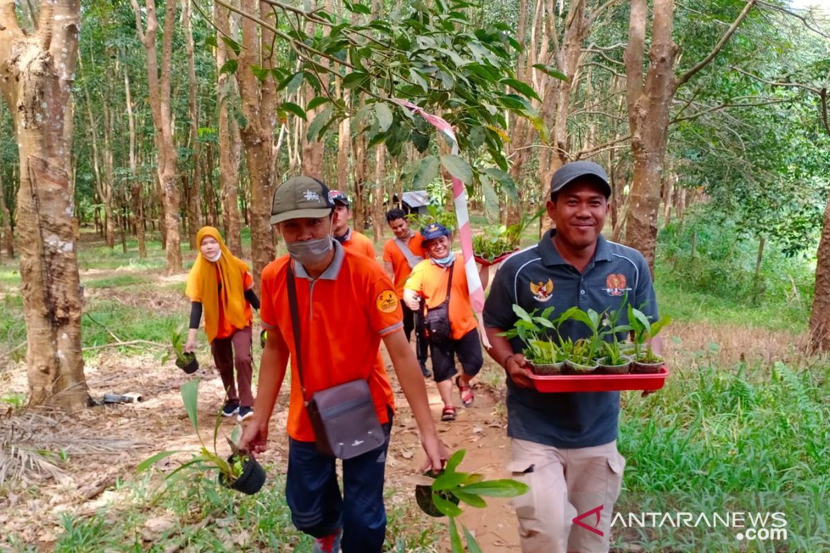 Hari Peduli Sampah Nasional (HPSN) 2021 ditandai tanam anggrek