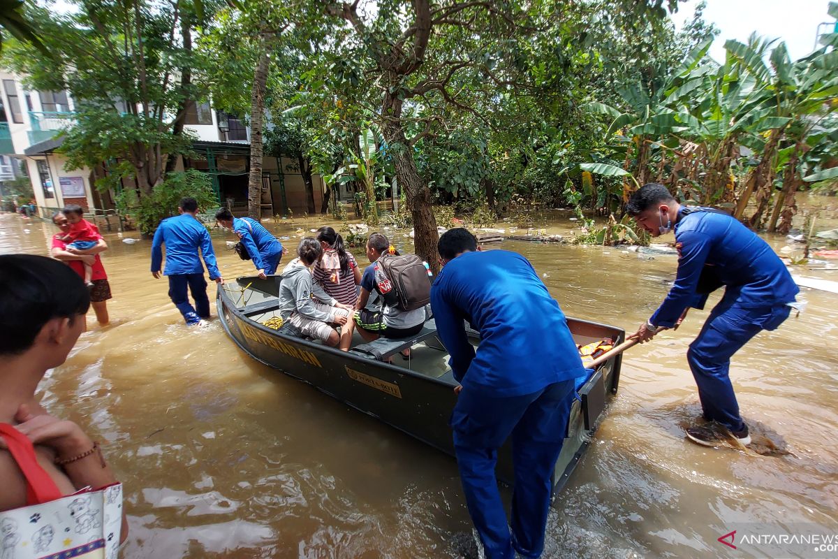 Polair bantu mobilitas warga di lokasi banjir Cipinang Melayu