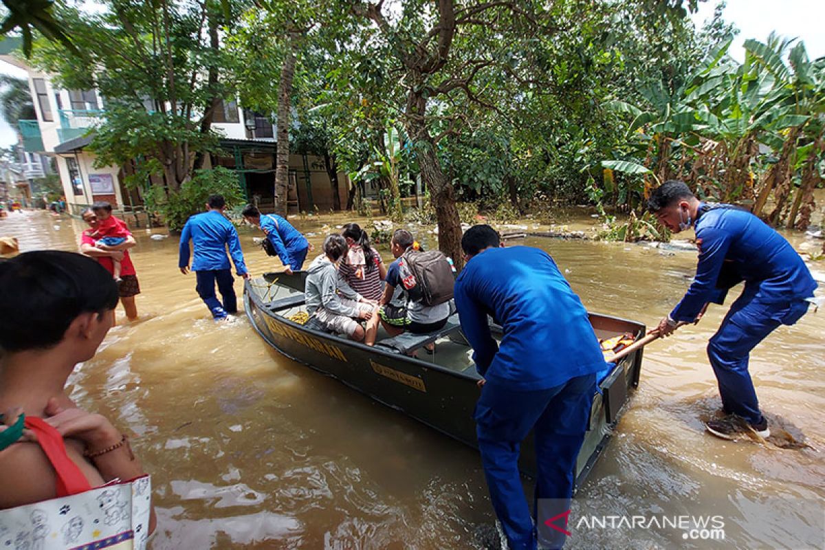 Polair Baharkam bantu mobilitas warga di lokasi banjir Cipinang Melayu