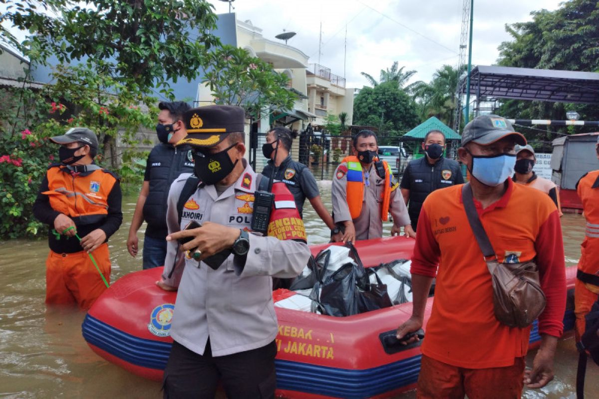 Polsek Kembangan bagikan ratusan makanan siap saji