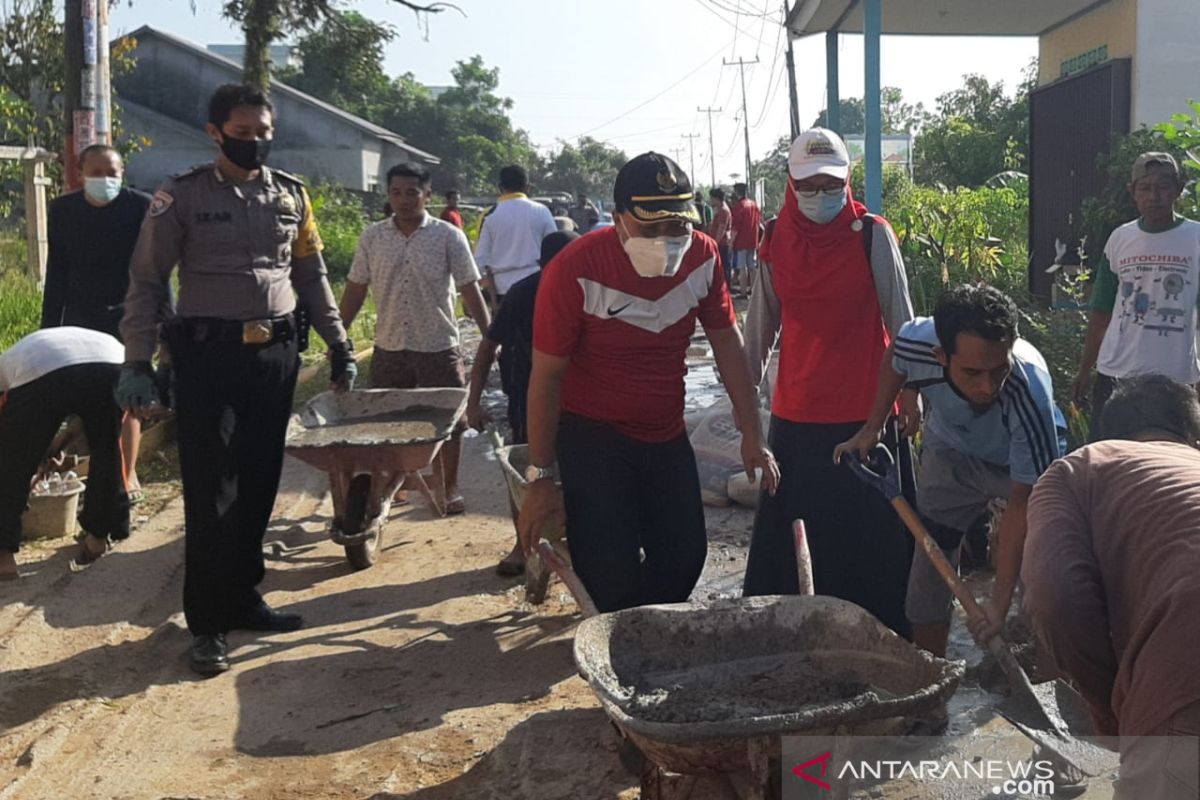 Camat Pontianak Timur aktif terlibat dalam gotong-royong bersama masyarakat