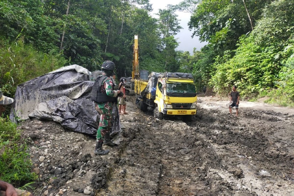 Satgas Yonif 312/KH dampingi Ditjen Bina Marga tangani jalan tertimbun longsor