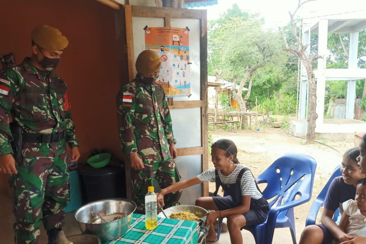 Tentara sosialisasi produksi makanan olahan kelapa bagi warga perbatasan