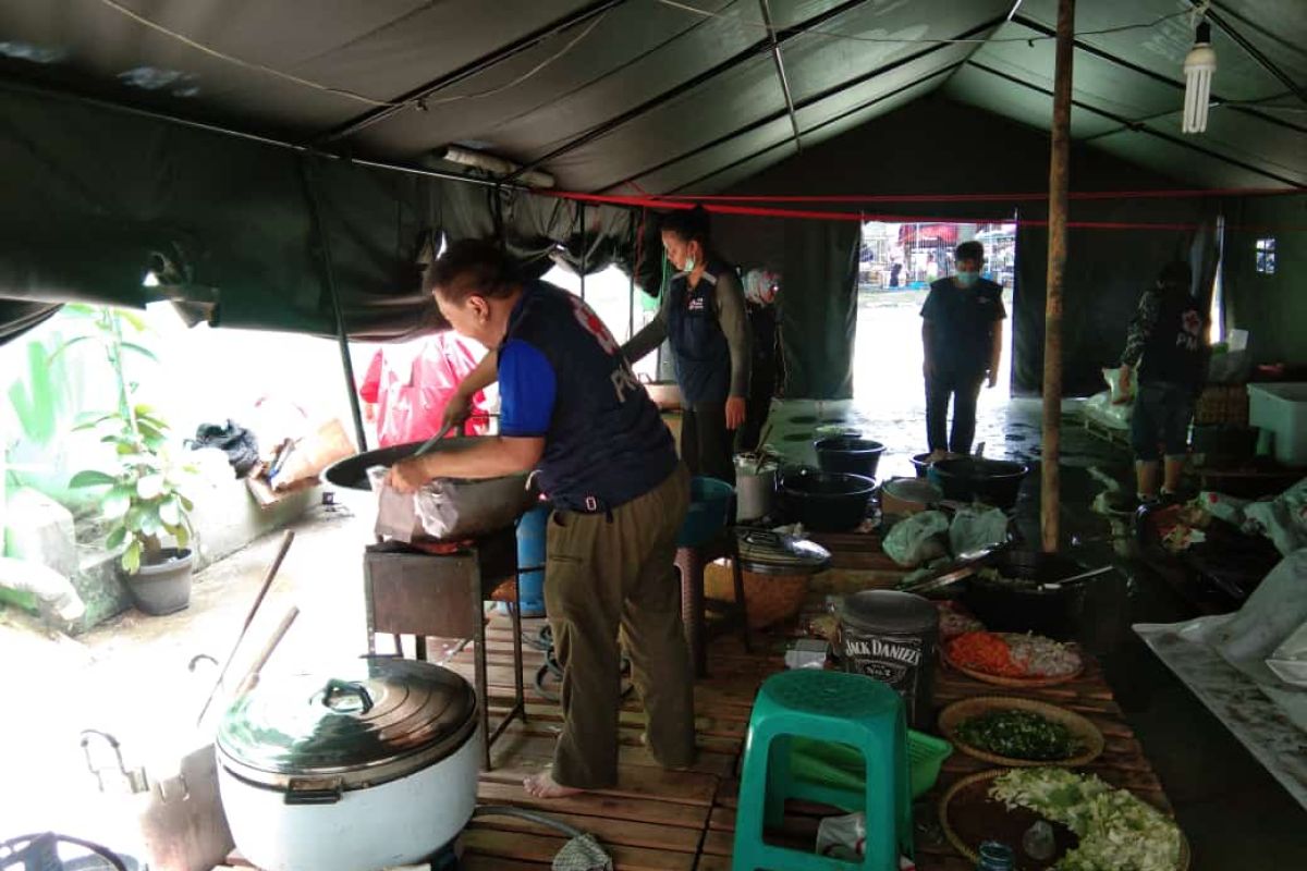 PMI Kota Tangerang buka dapur umum untuk warga terdampak banjir