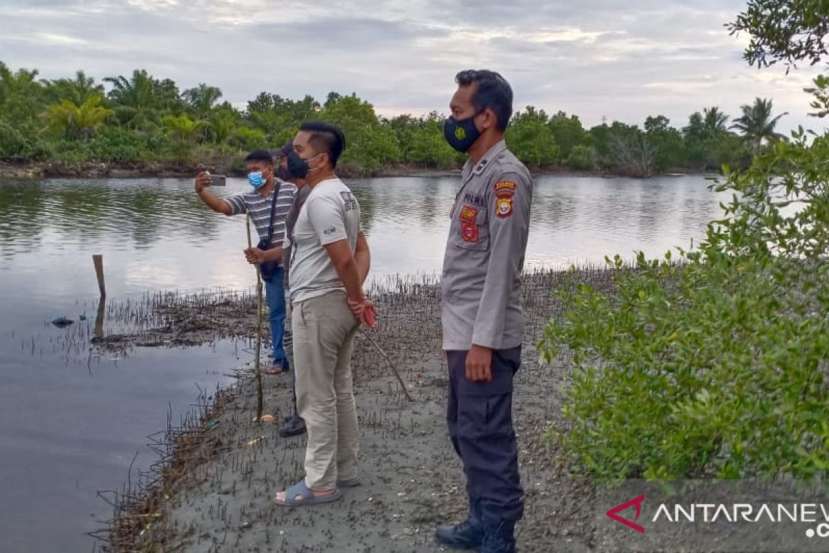 Polisi evakuasi mayat pria tergeletak di pinggir sungai Kampung Melayu Bengkulu