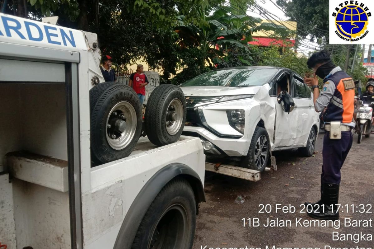 Banjir bikin mobil mogok terendam, derek beraksi