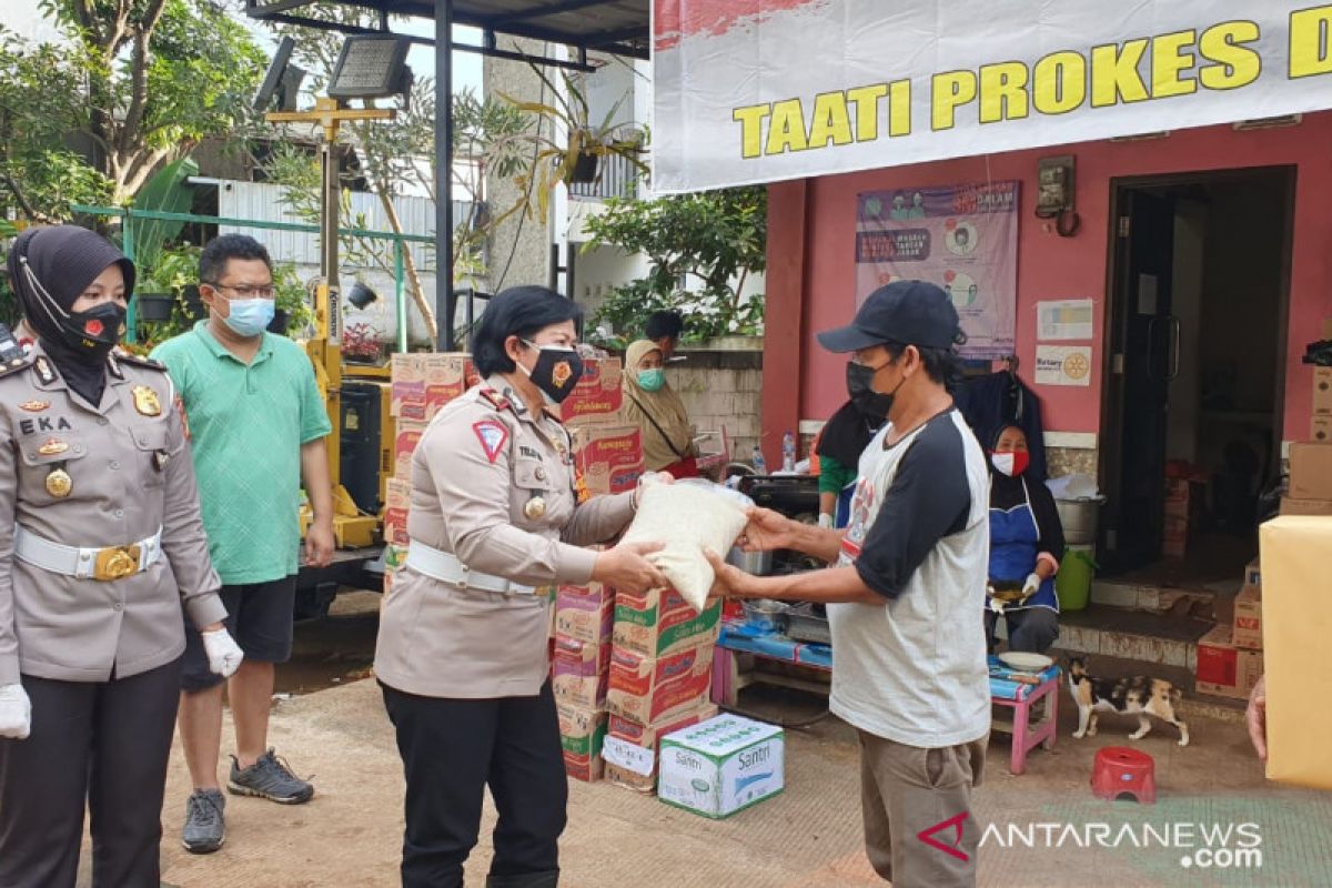 Korlantas Polri bagikan bansos kepada korban banjir di Cipinang Melayu