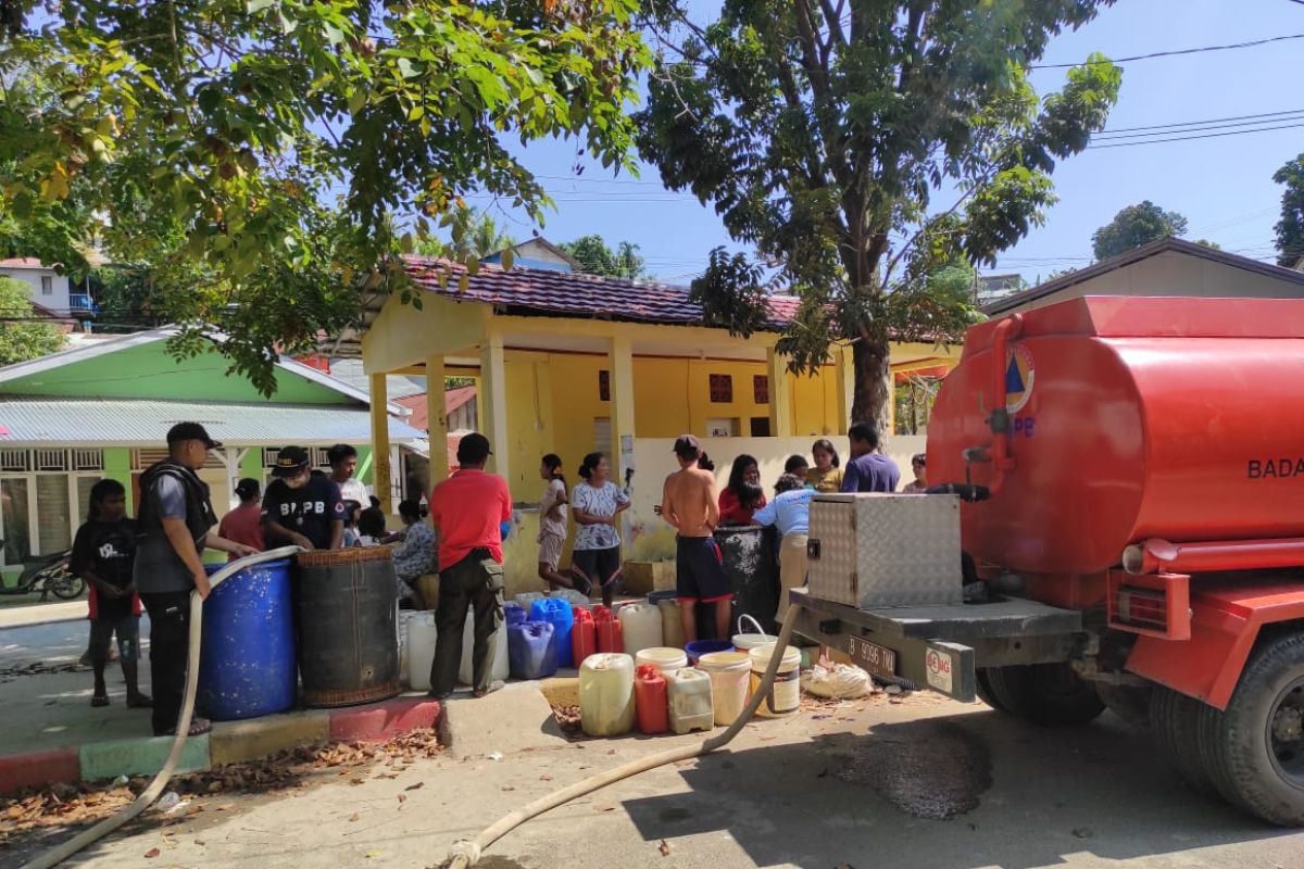 BPBD salurkan air bersih sejumlah lokasi alami kekeringan di Padang