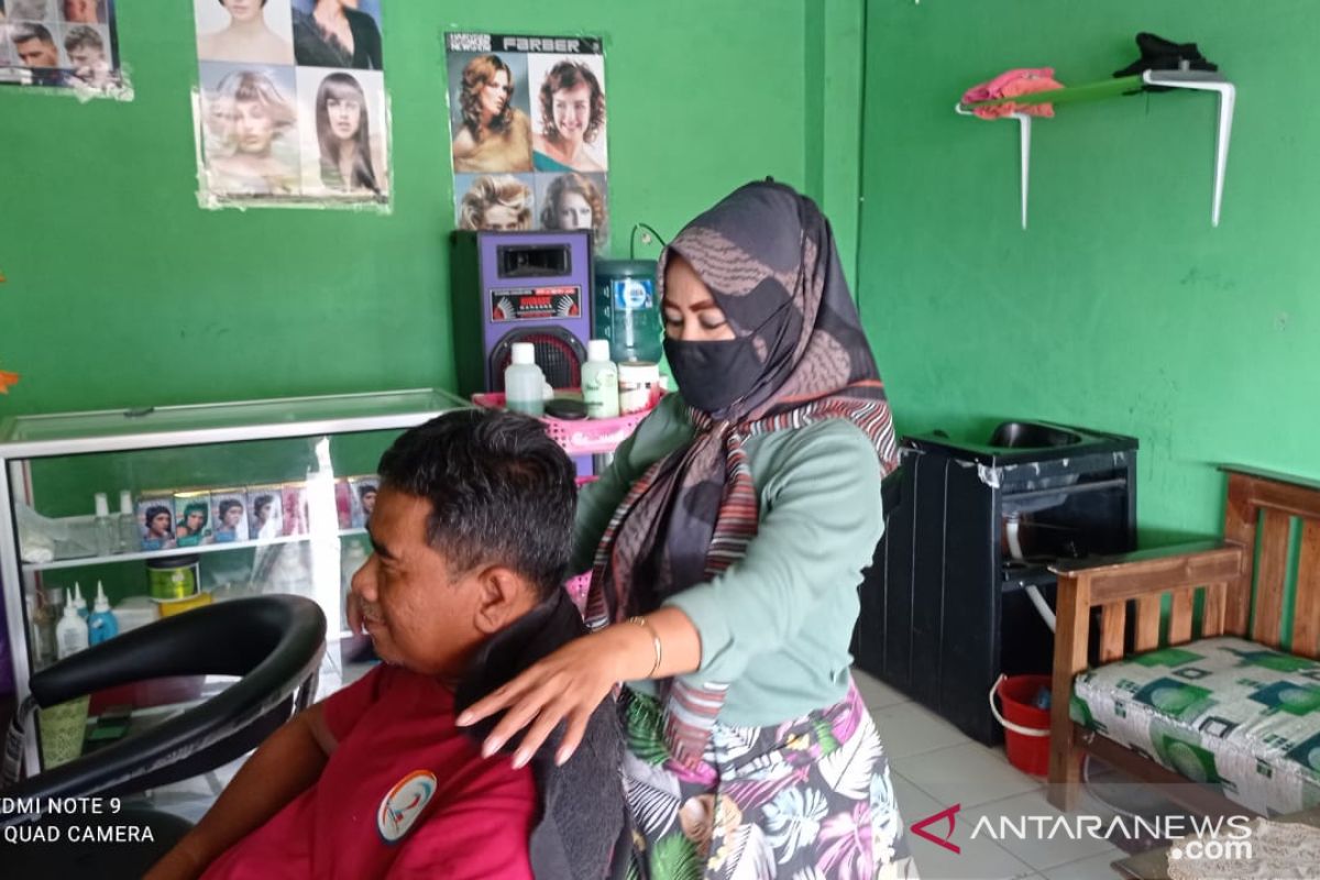 Pemilik salon di Lebak bertahan di tengah pandemi