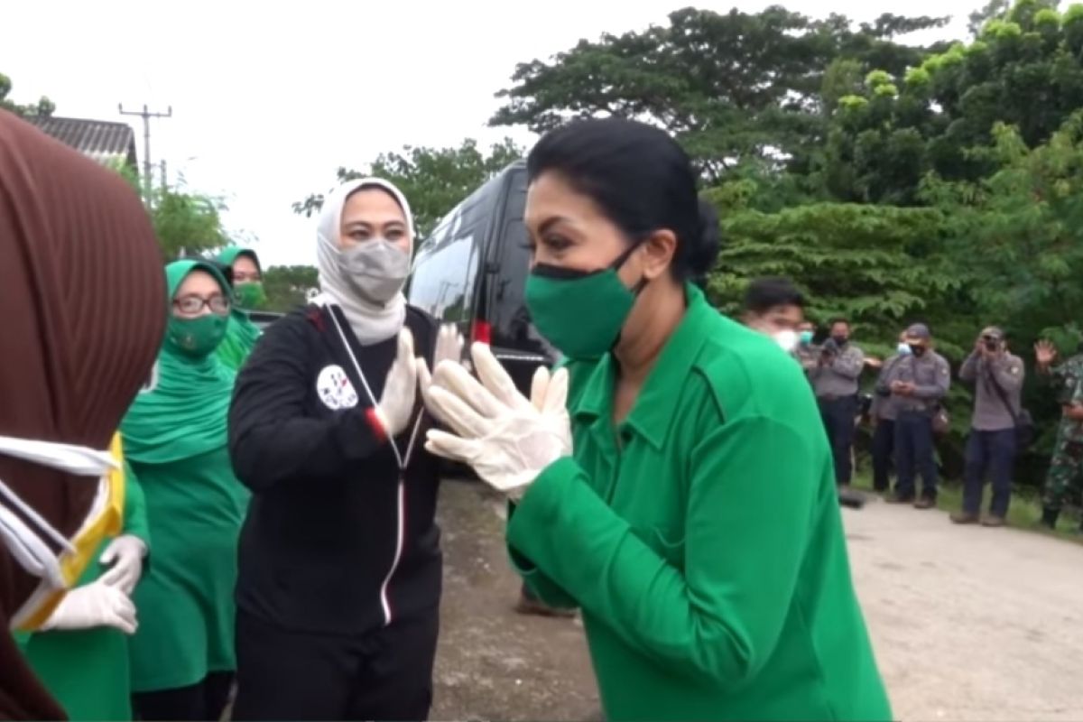 Ketua Umum Persit KCK bantu korban banjir di Karawang, Jabar