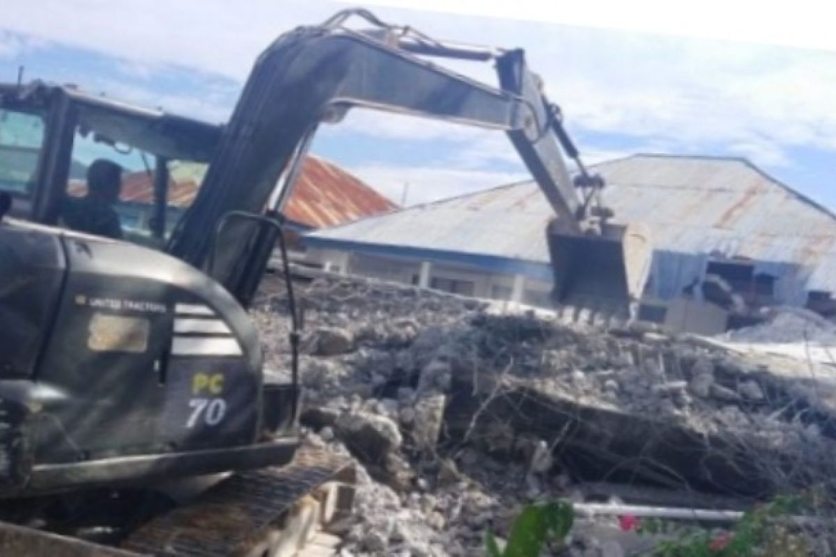 TNI masih bantu robohkan rumah korban gempa Sulbar di Mamuju