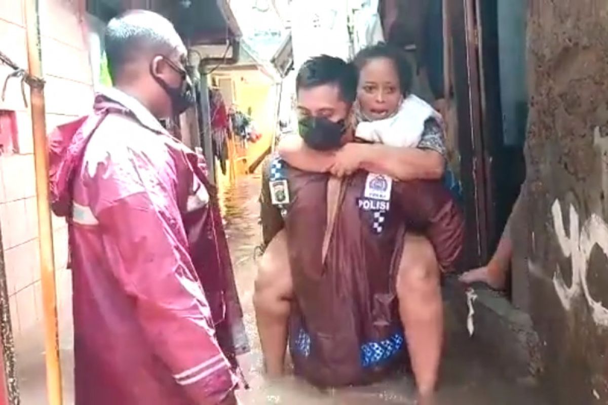 Kapolsek Cilandak gendong seorang nenek evakuasi banjir