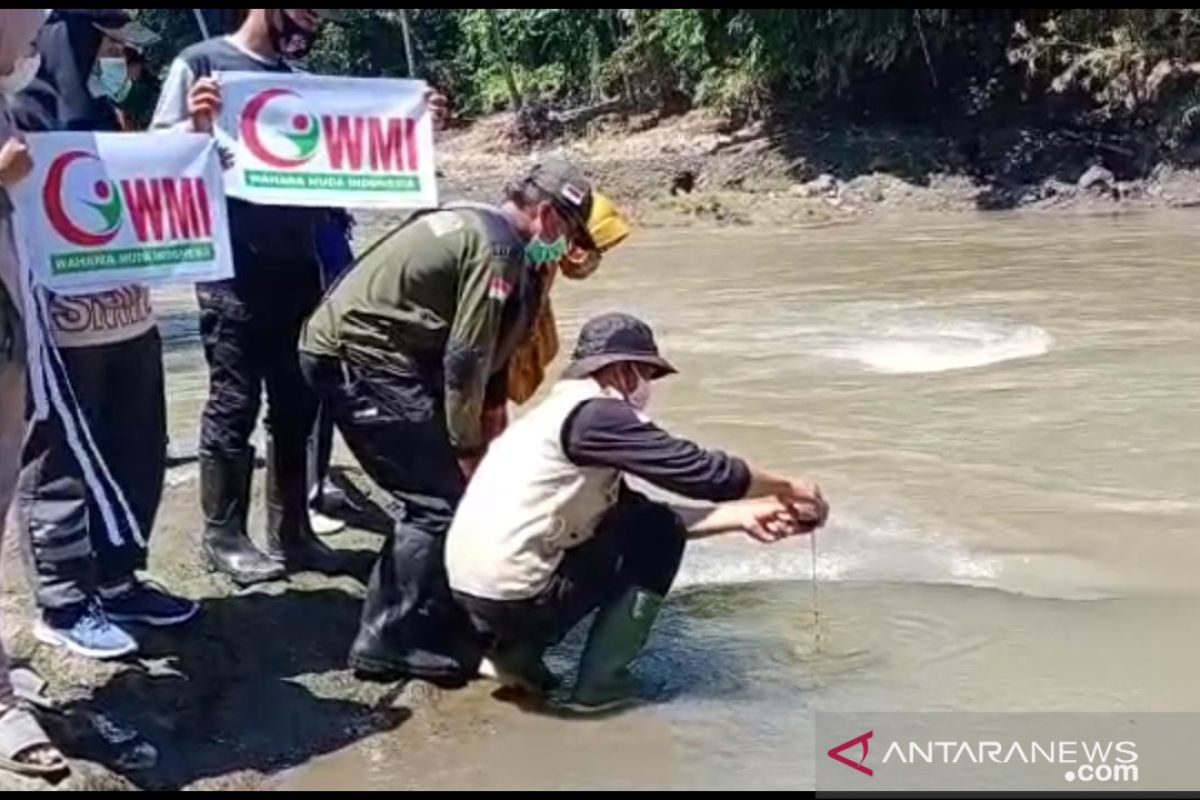 Komunitas di Jember tuangkan eco enzyme di Sungai Bedadung peringati HPSN