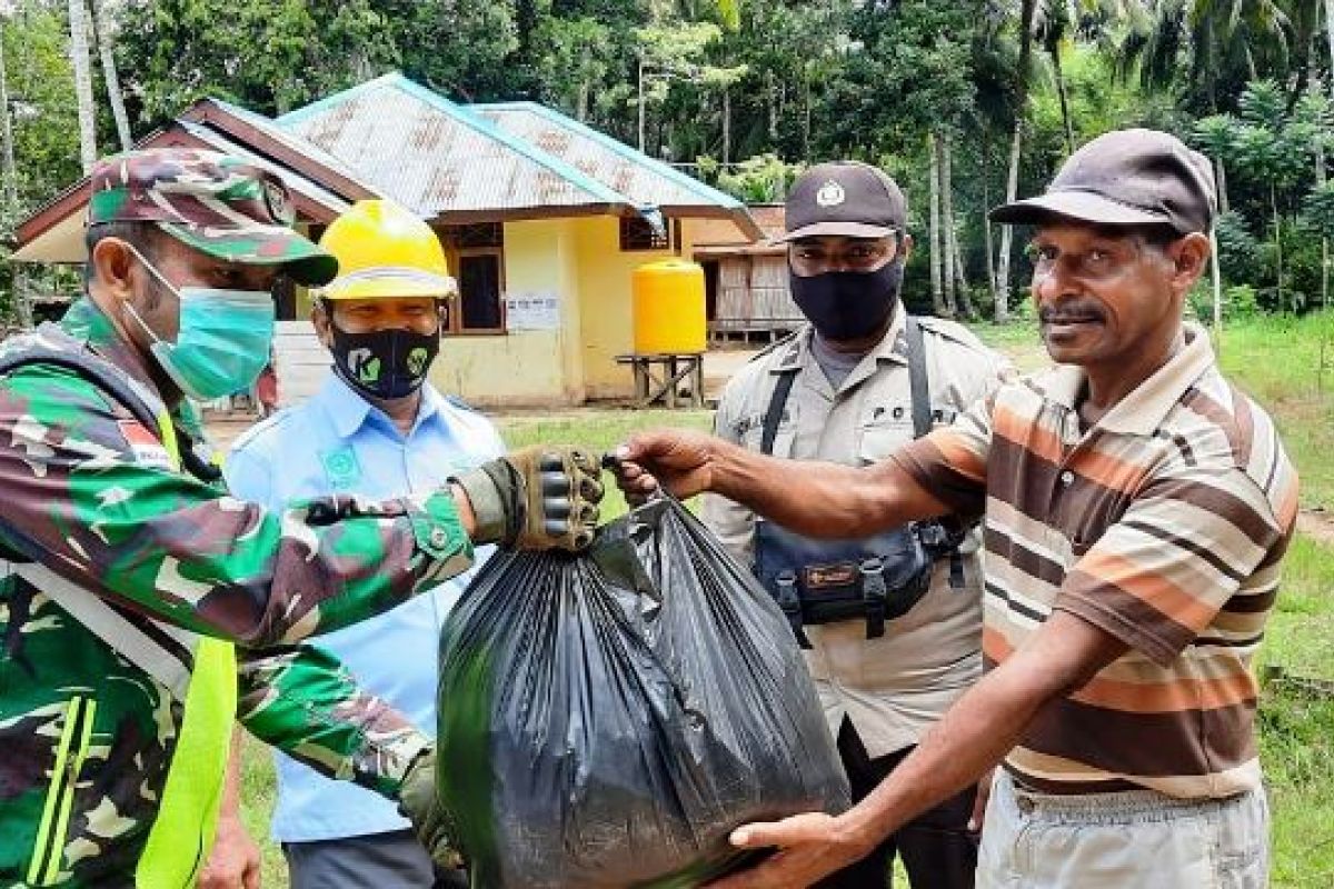 Babinsa Boven Digoel dampingi pembagian masker warga cegah COVID-19