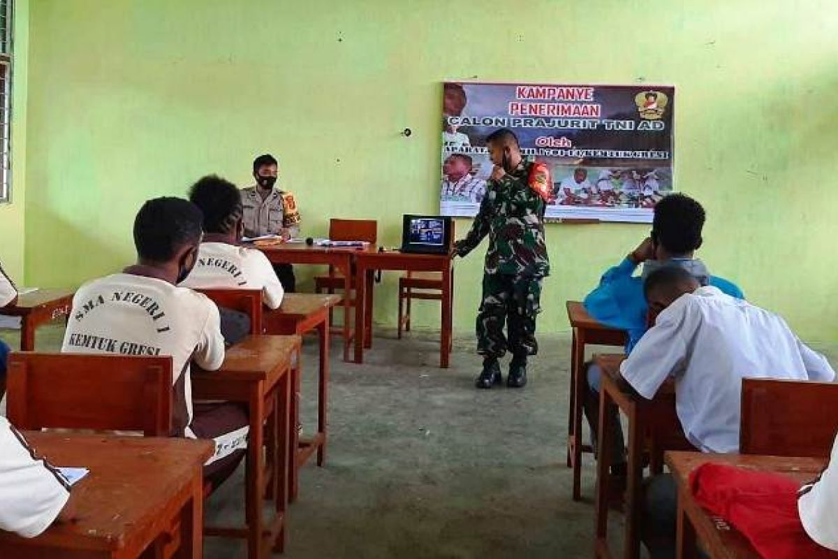 Babinsa-Bhabinkamtibmas Kemtuk Gresi kampanyekan penerimaan TNI/Polri