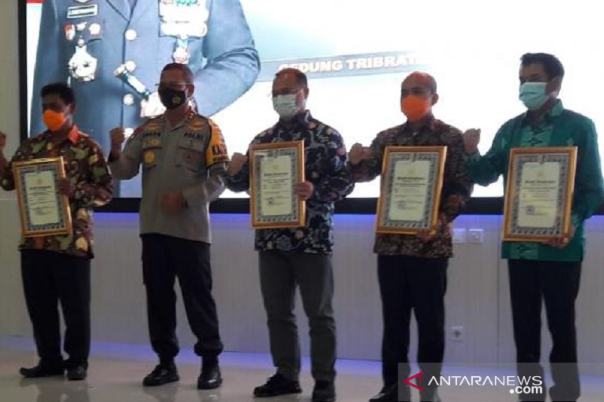 Walikota Pangkalpinang terima pin emas dan penghargaan dari Kapolri