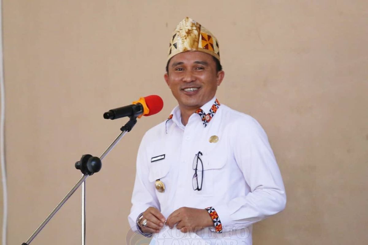 Bupati Lampung Barat berikan bantuan seragam gratis kepada murid SD dan SMP