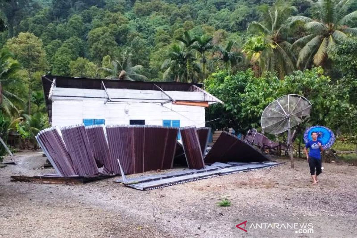 Tiga rumah warga di Simeulue rusak diterjang angin kencang