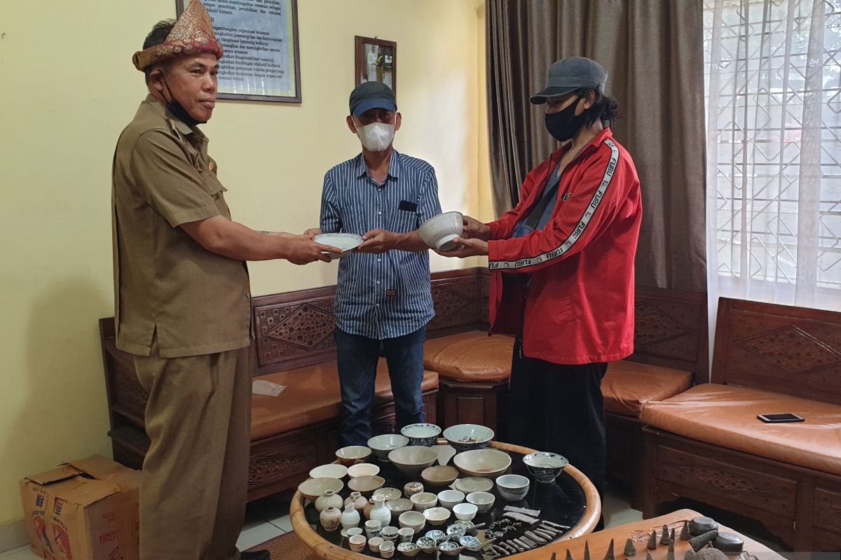 Kolektor keramik Dinasti Ming hibahkan ke Museum Balaputra Dewa