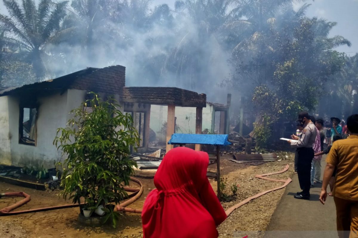 Empat unit rumah terbakar di Pasaman Barat