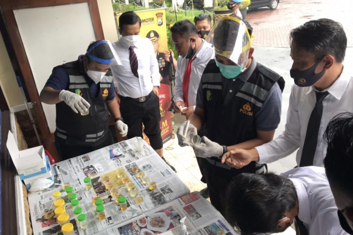 Antisipasi penyalahgunaan narkoba, ratusan personel Polres Malang jalani tes urine