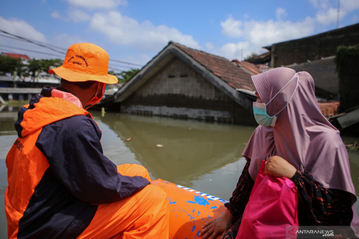 Sarana pendukung antisipasi banjir disebarkan ke 182 RT