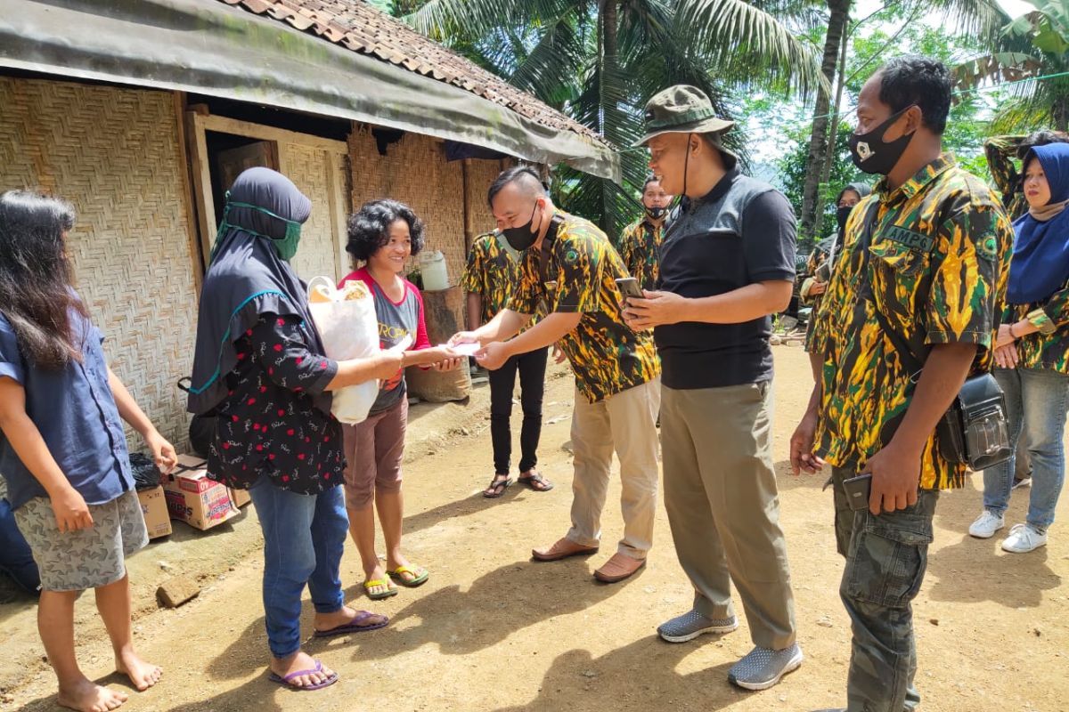 AMPG Kulon Progo beri bantuan sembako warga kurang mampu Kalirejo