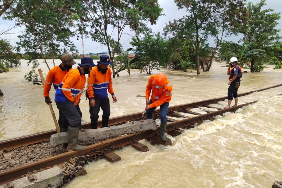 Lagi, KAI batalkan perjalanan KA dari dan menuju Jakarta karena banjir