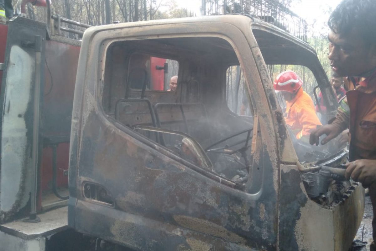 Satu kendaraan damkar terbakar saat padamkan karhutla di Tanjungpinang