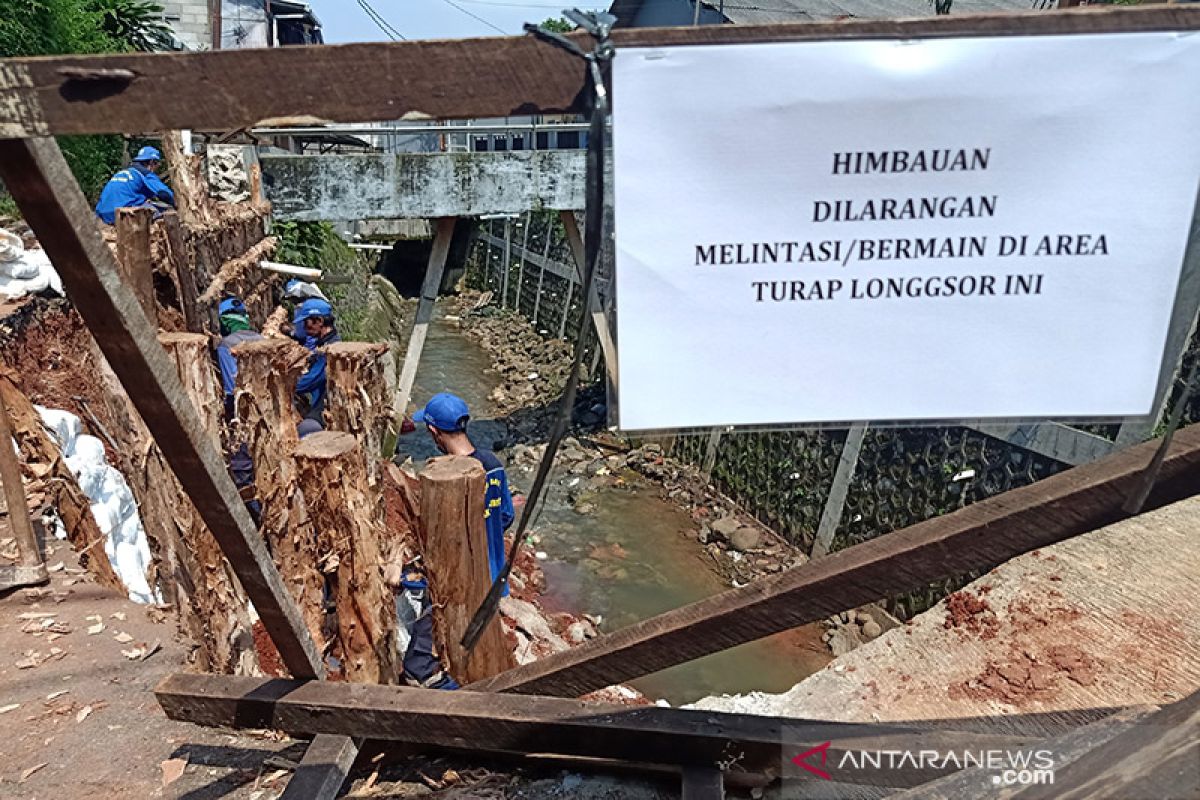 Turap di RW02 Batuampar Jaktim amblas akibat luapan banjir