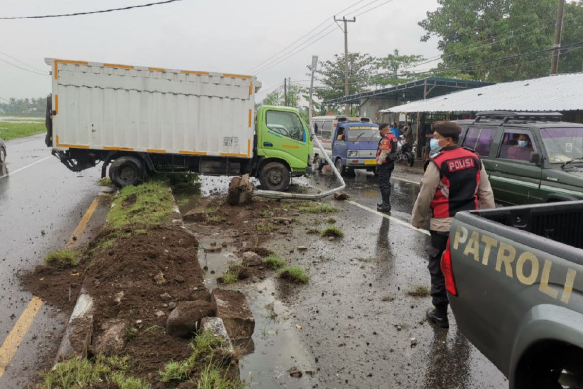 Jalan licin, truk boks tabrak pembatas jalan di Praya