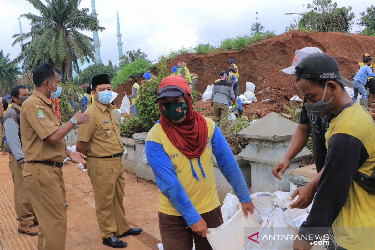 Pemkot Tangerang tambal tanggul bocor antisipasi hujan lebat besok