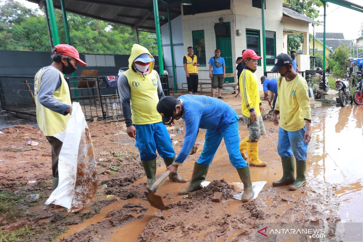 Petugas kebersihan bantu warga terdampak banjir bersih-bersih