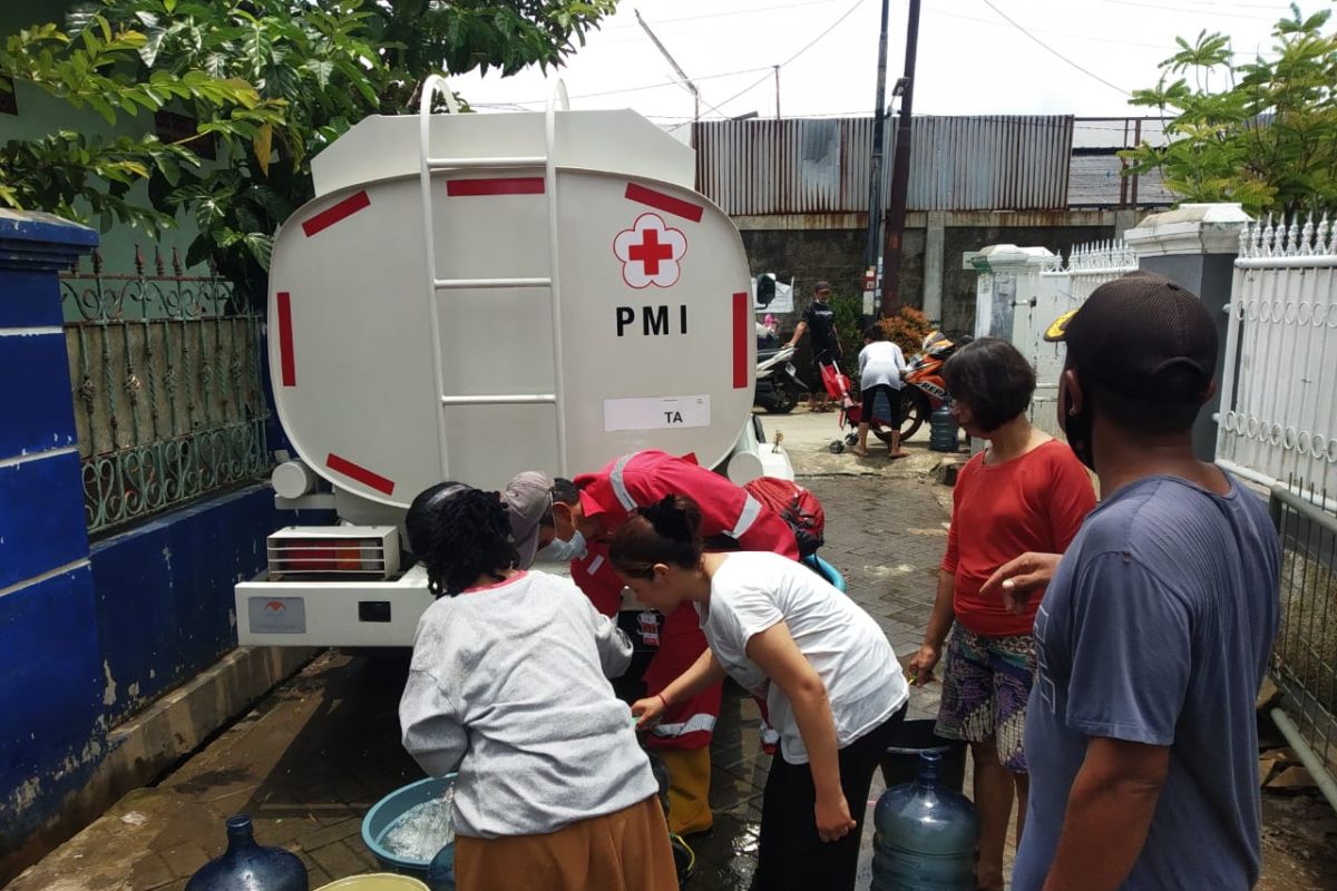Pemkot-PMI Tangerang distribusi air bersih untuk warga terdampak banjir