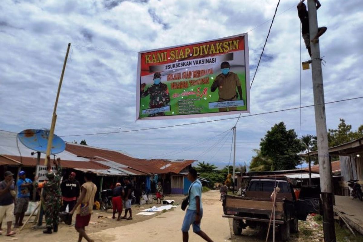 Babinsa Koramil Yaptim pasang spanduk "Kami Siap Divaksin"