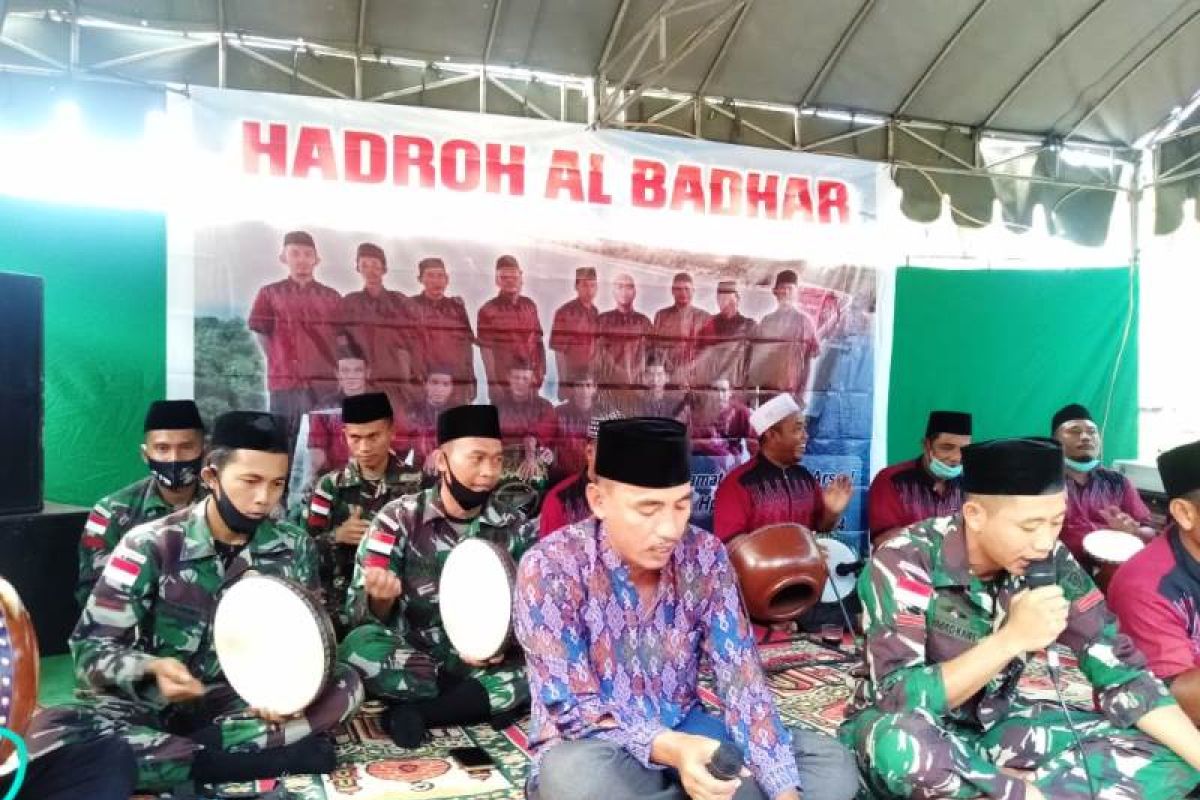 Satgas Yonif MR 413 tampilkan kesenian hadrah hibur warga di perbatasan RI-PNG