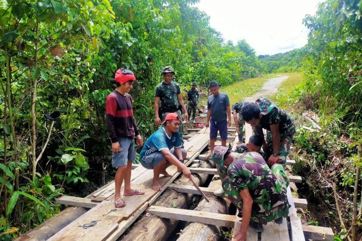 Satgas Yonif 312/KH bersama warga perbaiki jembatan rusak di perbatasan