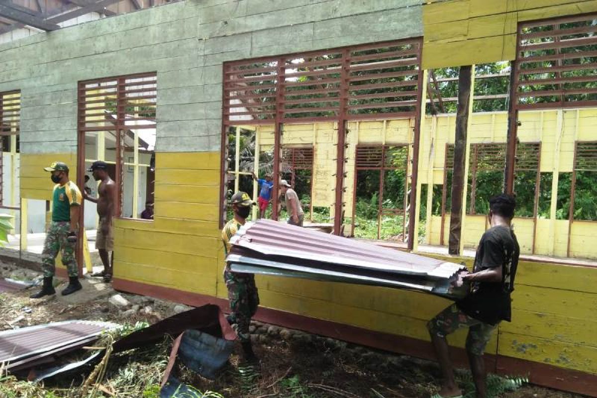 Soldiers near Indonesia-PNG border help residents to construct church