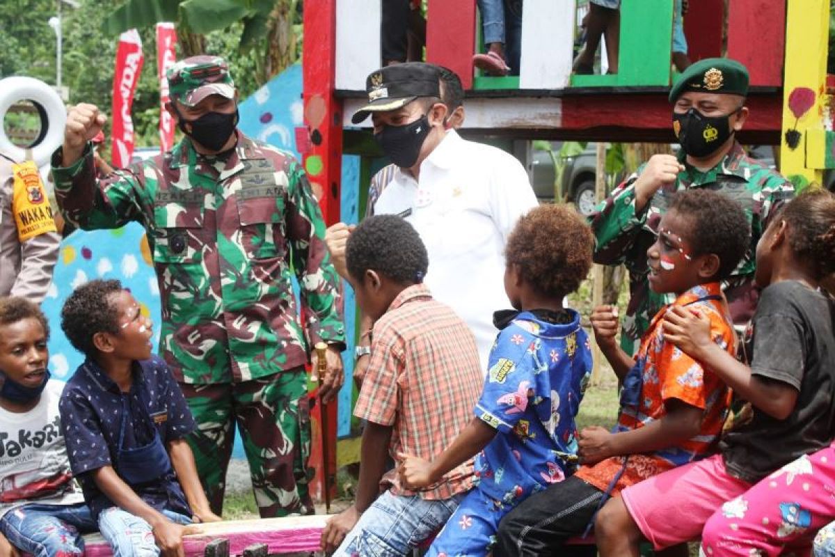 Satgas TNI bersama HPCI bangun taman bacaan anak di perbatasan