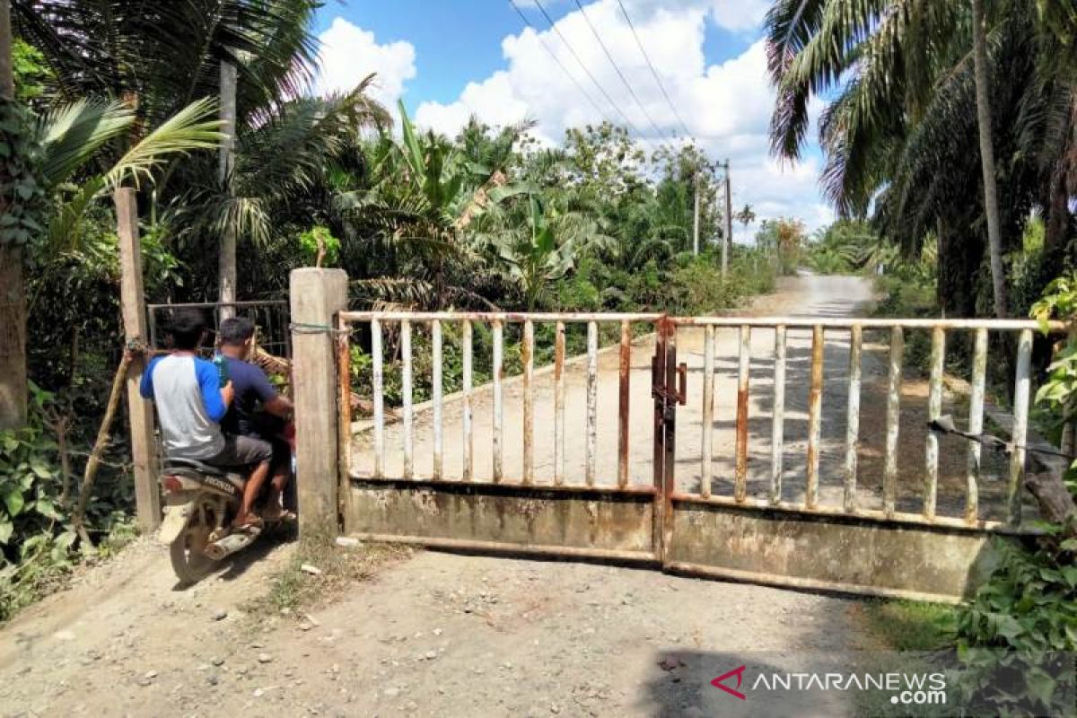 Warga tutup akses jalan desa ke tambang batu bara di Nagan Raya