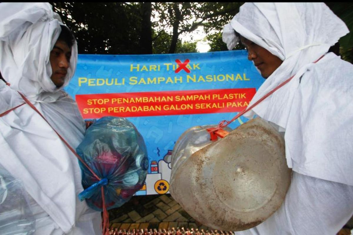 Hari peduli sampah, mahasiswa teatrikal tolak peradaban galon sekali pakai