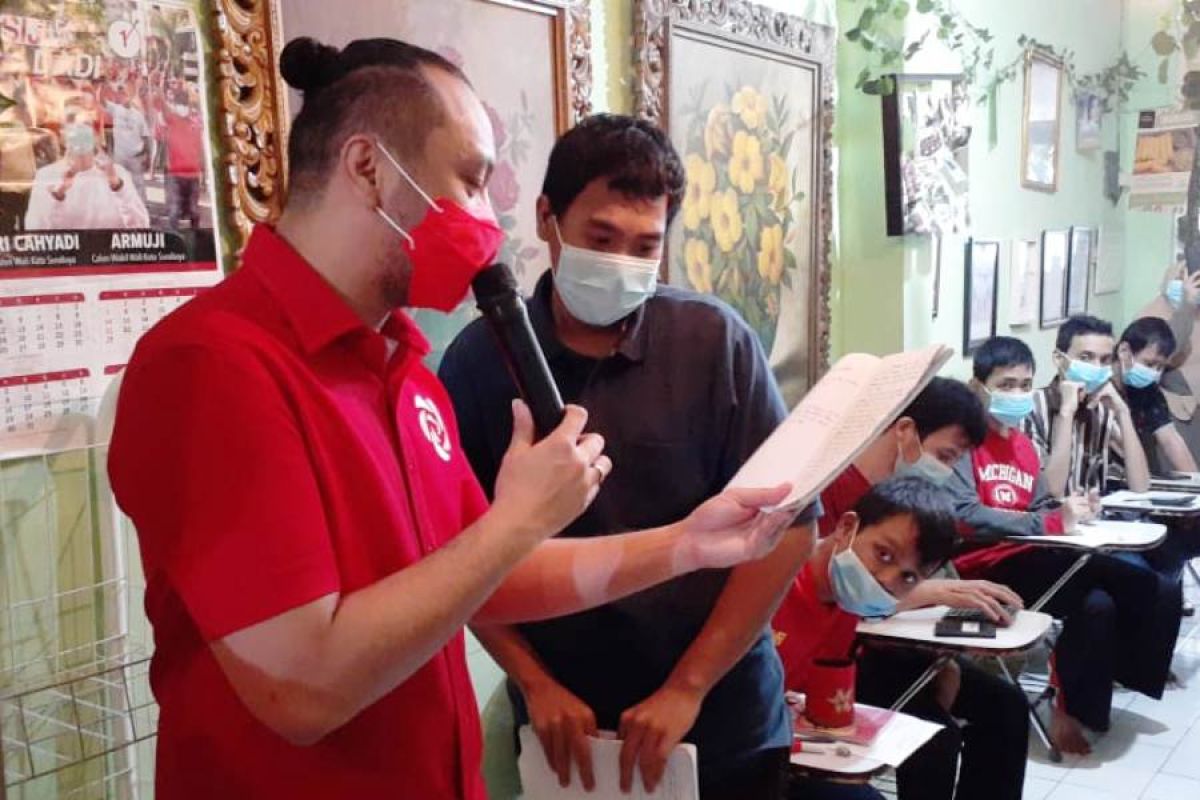 Giring Ganesha  bacakan cerpen sapa disabilitas di Surabaya