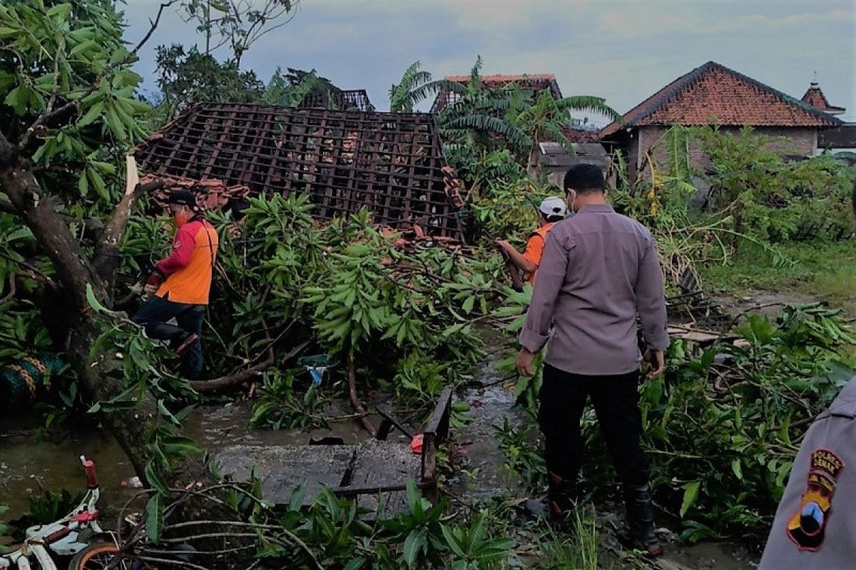 Satu rumah roboh dan 170 rusak akibat puting beliung
