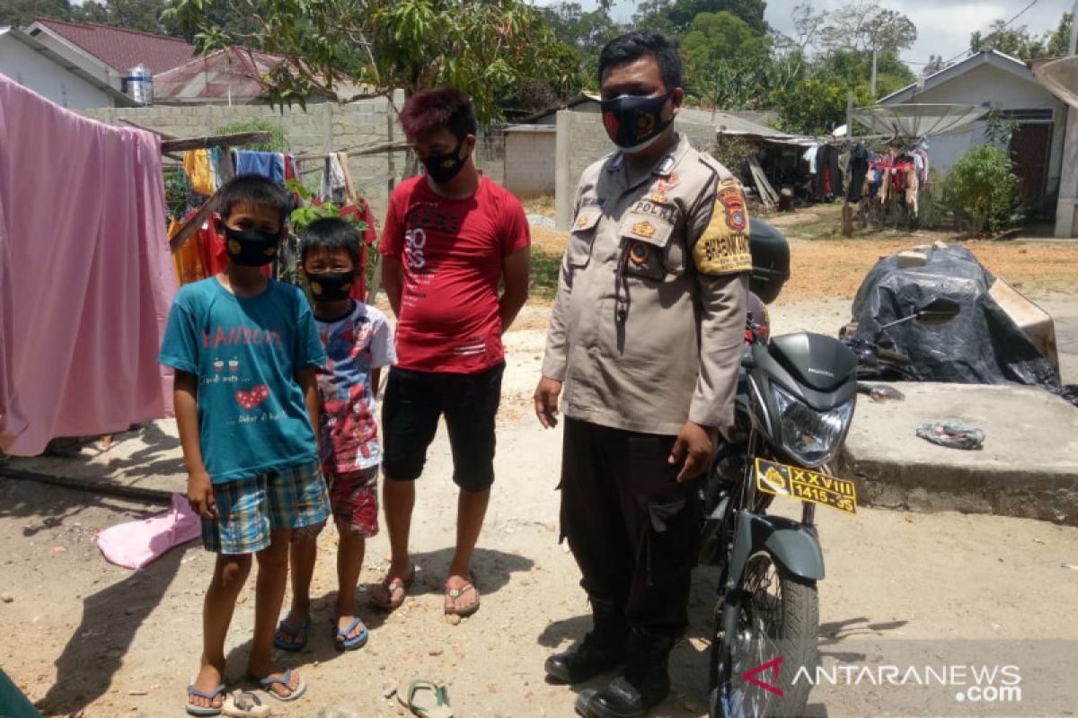 Polres Bangka Barat bagikan masker ke warga di Kecamatan Jebus