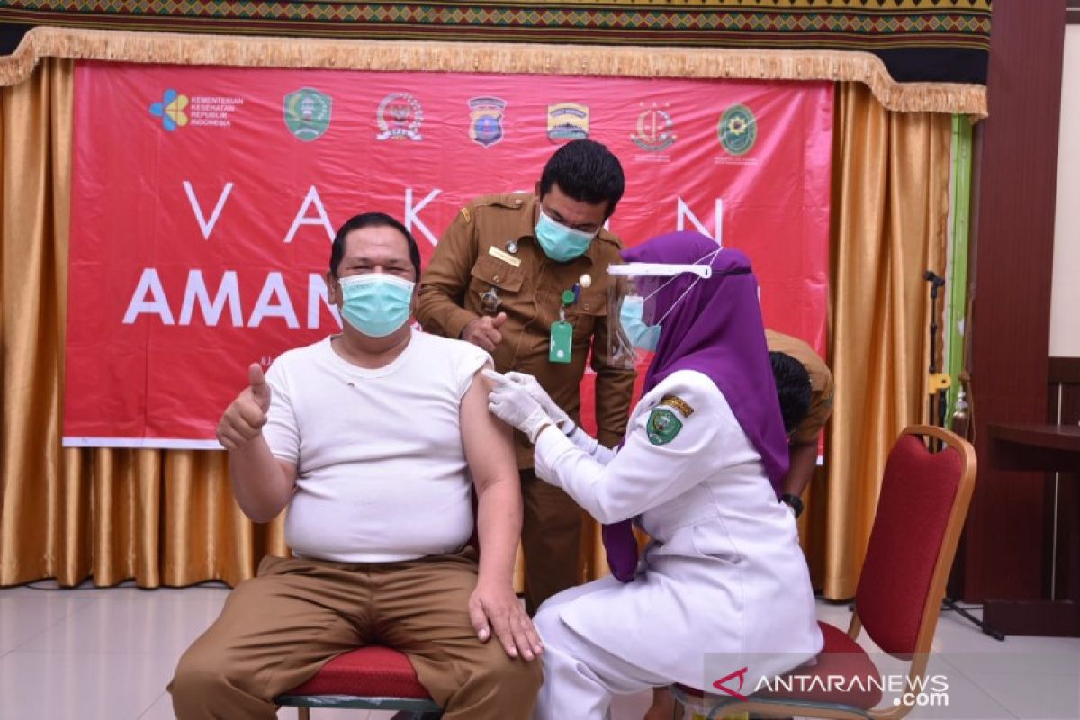 Wali Kota Padangsidimpuan menerima suntikan vaksin COVID-19 tahap dua