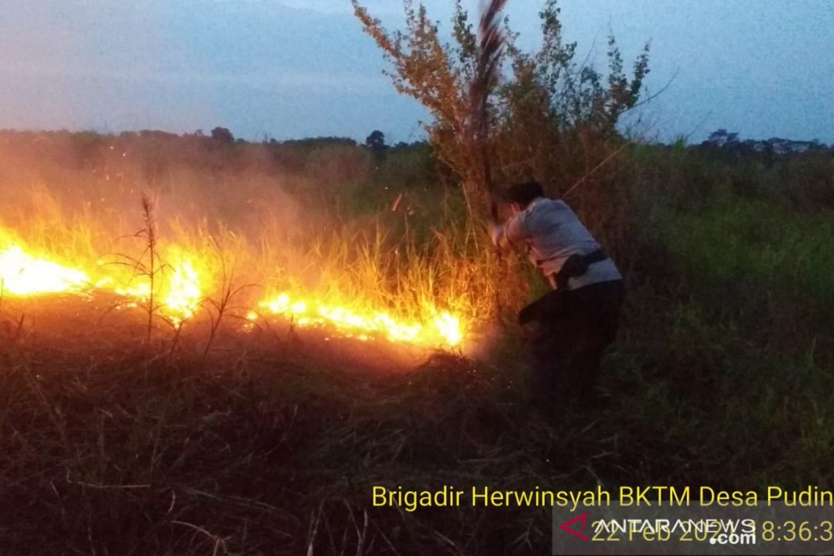 Polisi bersama warga  padamkan kebakaran lahan di Kumpeh Muarojambi